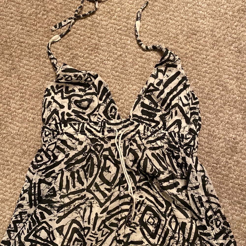V, tie neck, ling black and white dress